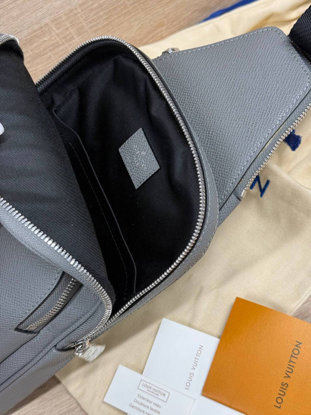 Сумка-слинг Louis Vuitton