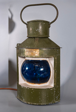 Винтажный корабельный фонарь WOODandROOT 1957 года с глубоким синим стеклом и характерными следами морской эксплуатации.