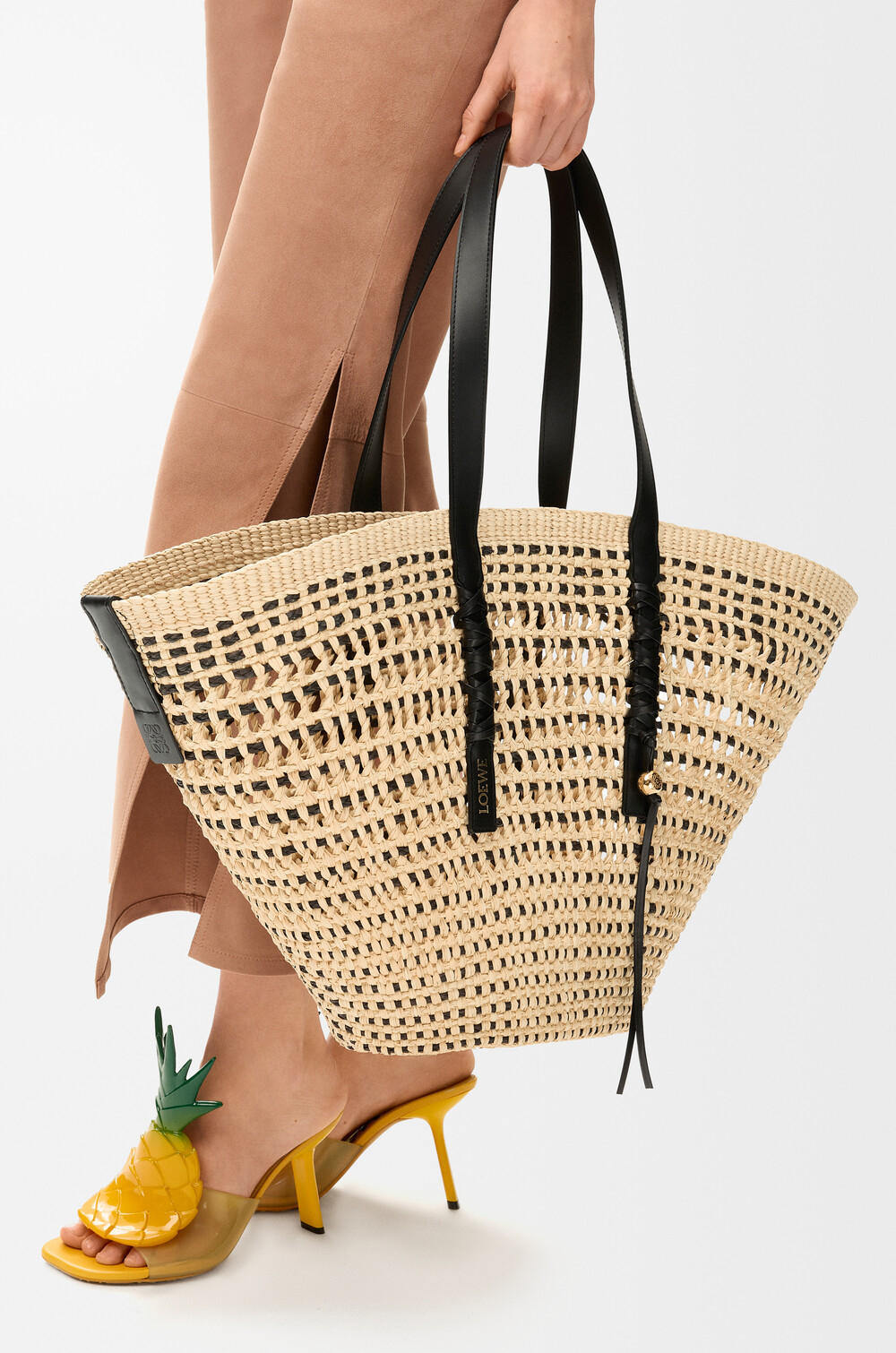 Loewe Большая плетеная сумка-корзина Braid из пальмы и телячьей кожи, натуральный/черный