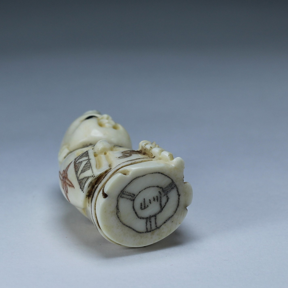 Нэцкэ Молодой монах с четками