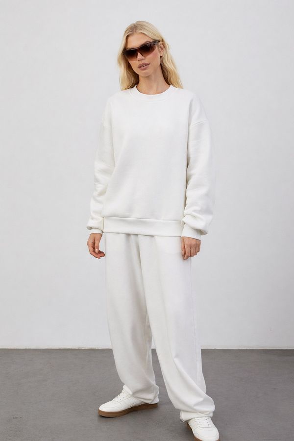 Утепленный свитшот кремового цвета