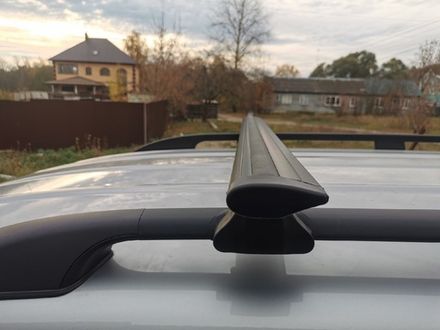 Багажник Интер Фаворит на рейлинги с крыловидной поперечиной чёрный цвет 120 см.