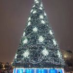 Светодинамическая елка каркасная - встроенная гирлянда: холодный свет - "Уральская" 8 м