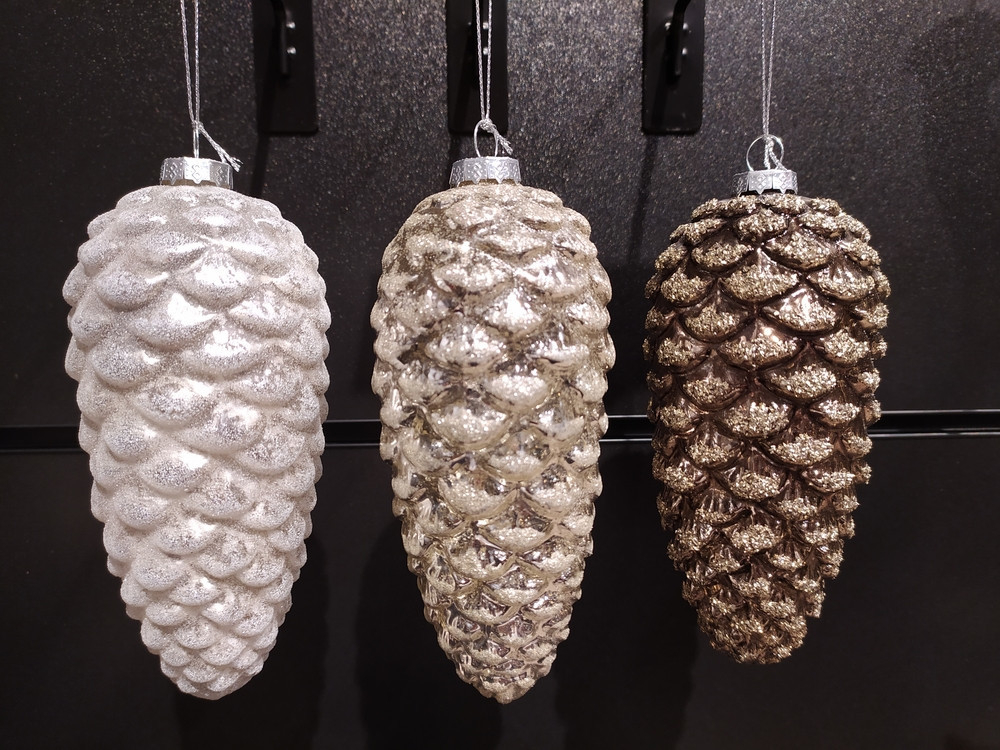 Елочная игрушка 7х16см House of Seasons Шишка шампань/белая/серебро в ассортименте 3 вида