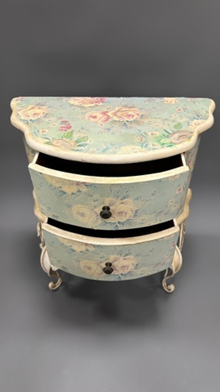 Миниатюрный комод на кованых ножках