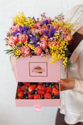 Шкатулка с мимозой, ирисами, тюльпанами и свежими ягодами