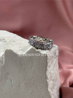 Кольцо серебристое с крупными камнями цирконами в форме треугольников