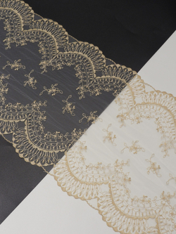 Вышивка на сетке молочная с золотой нитью ширина 23 см