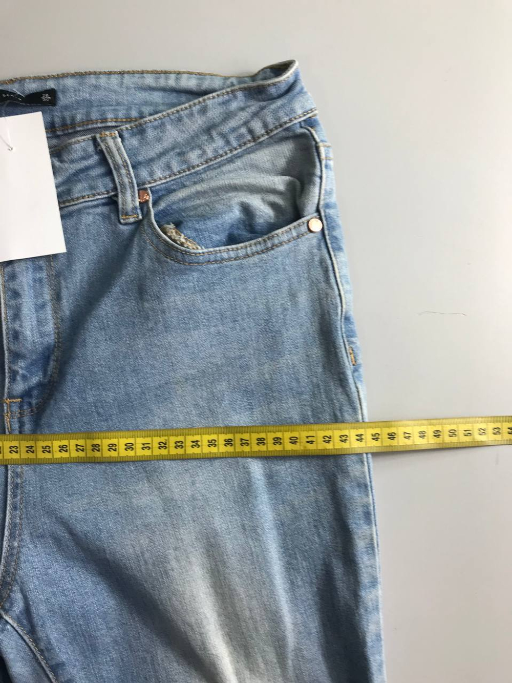 Джинсы Oodji для модных образов, маркировка 30, визуально на 46 размер