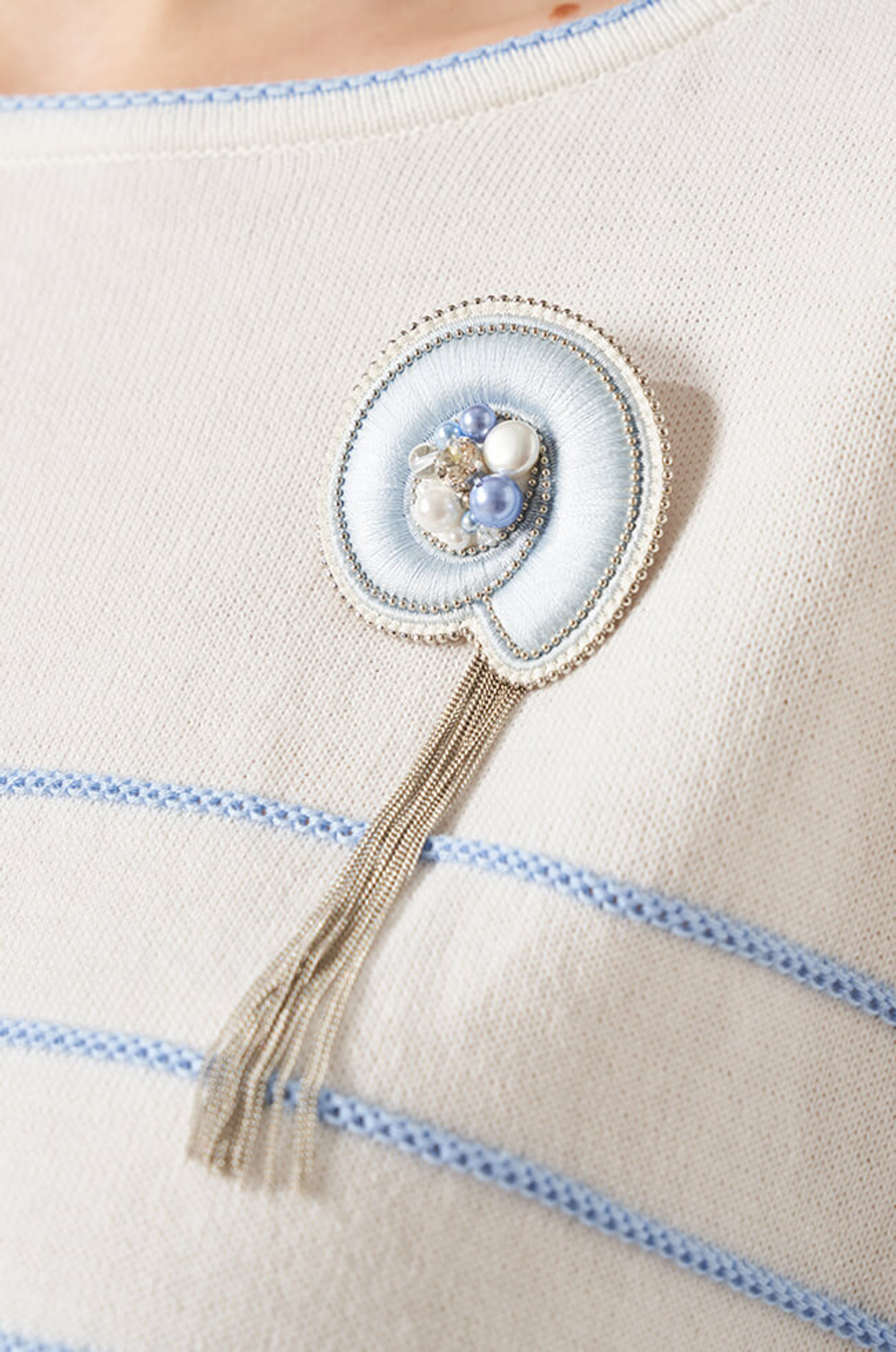 8364 Брошь (голубой)