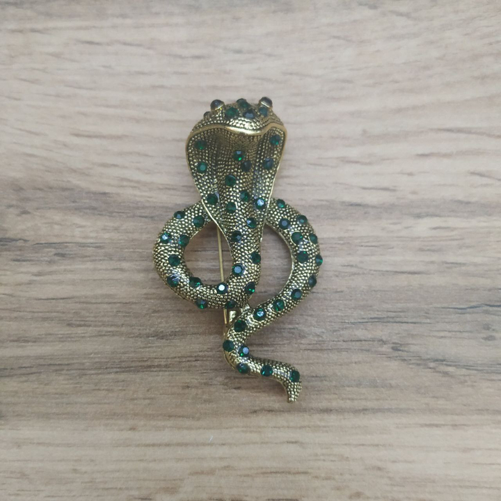 Брошь Змея с зелеными стразами металл золотистый черненый