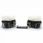 Изысканные чёрные наручники с белым кружевом