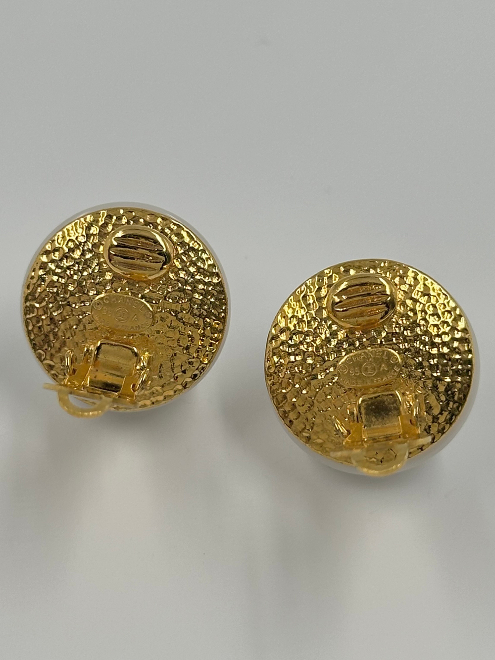 «Жемчужные» клипсы Chanel с лого