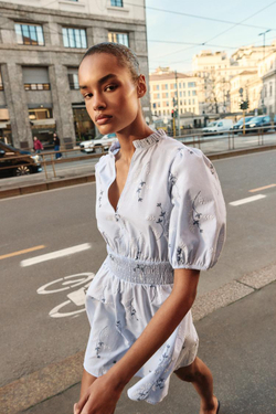 ZARA ПЛАТЬЕ С ВЫШИВКОЙ, СИНИЙ/БЕЛЫЙ