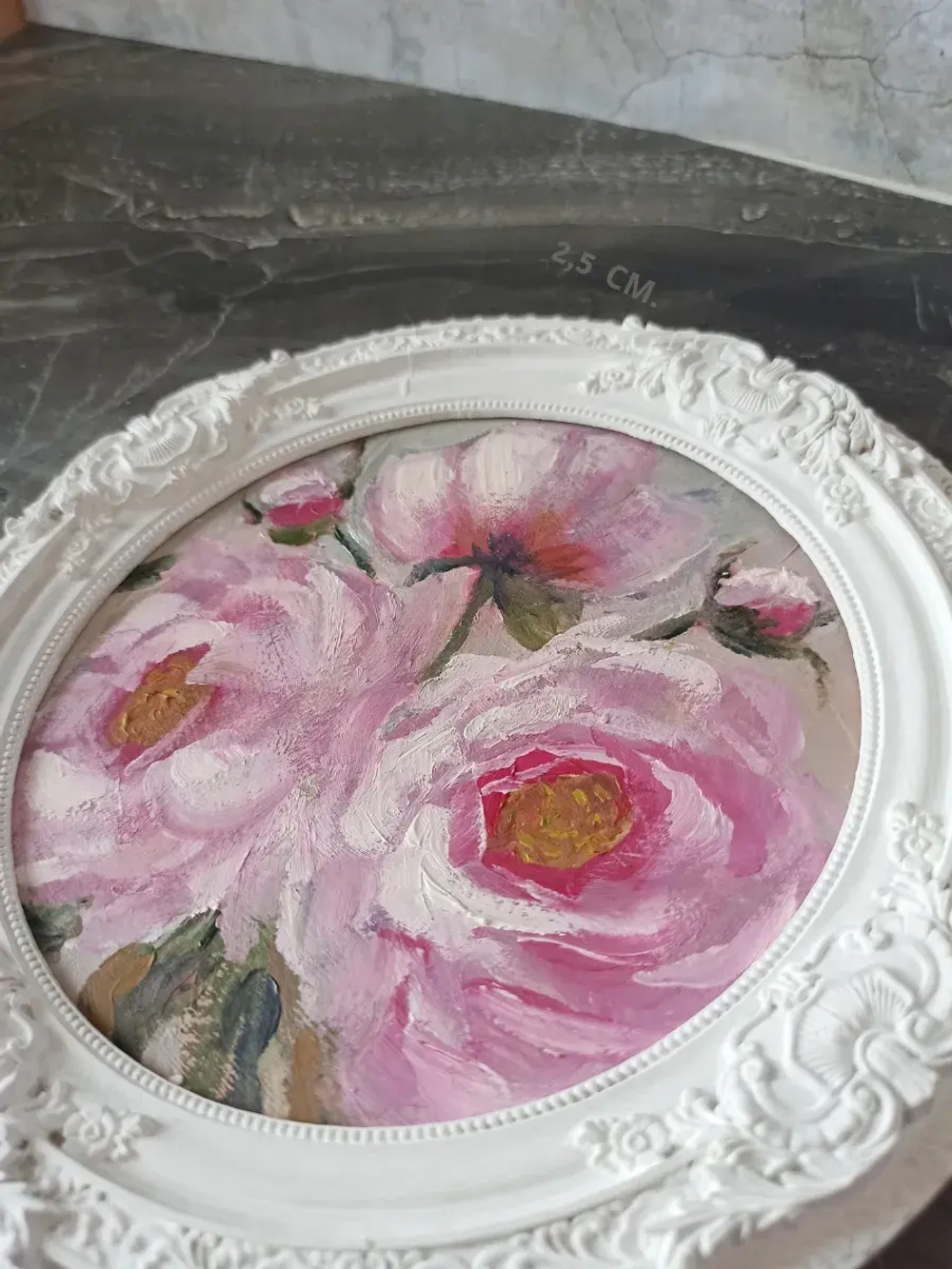 Картина в круглой рамке