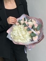 Букет сборный из гортензии, кустовых пионовидных роз и эвкалипта