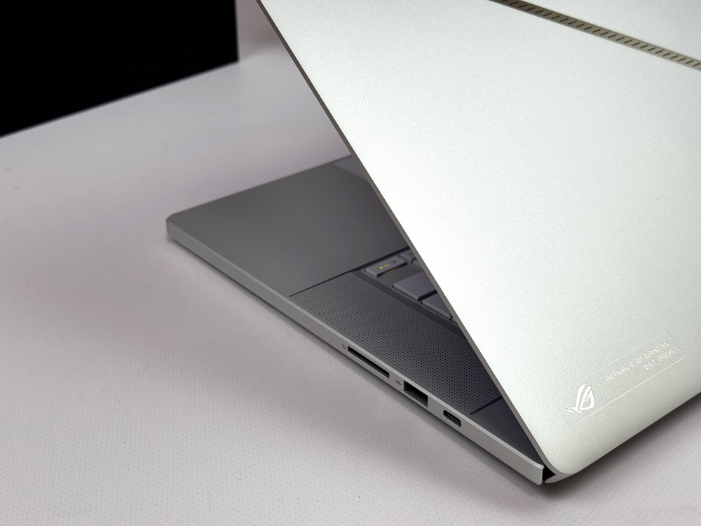 Ноутбук ASUS ROG Zephyrus Ultra 9 185H / RTX 4070 / 32GB / 1TB / 2.5K / 240Hz/ OLED / Win11 / RU-EN клавиатура
