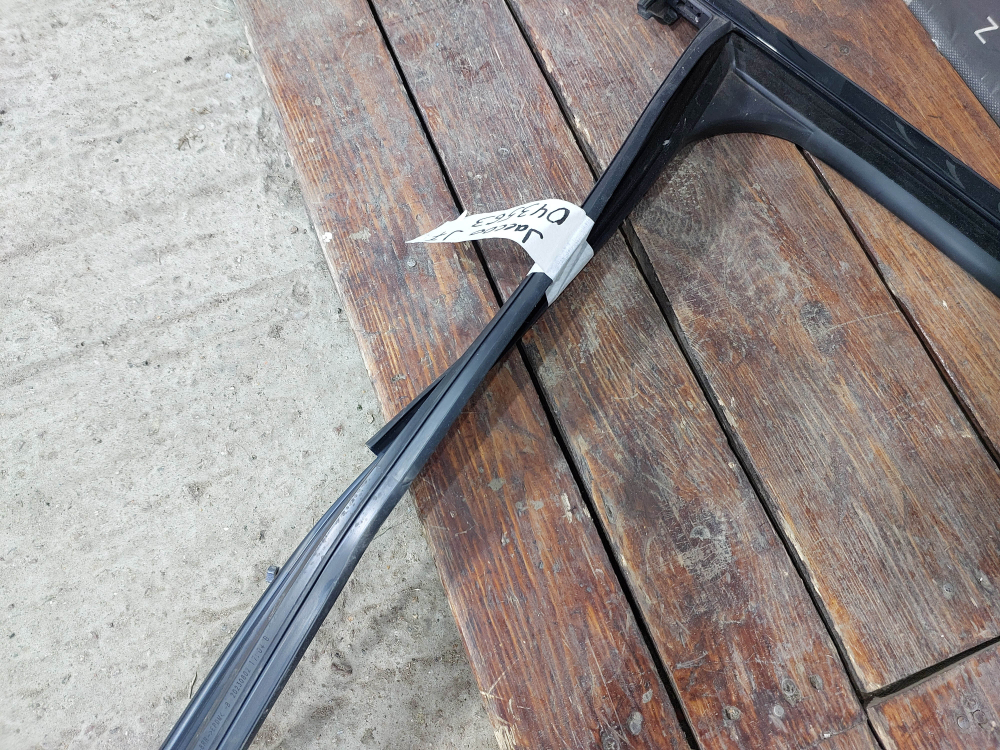 Уплoтнитeль cтeклa двepи пepeднeй пpaвoй Jaecoo J7 23-нв Б/У Оригинал 554001649AA