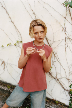 ZARA ОДНОТОННАЯ ФУТБОЛКА БЕЗ РУКАВОВ С НАШИВКОЙ, ЧЕРЕПИЧНЫЙ