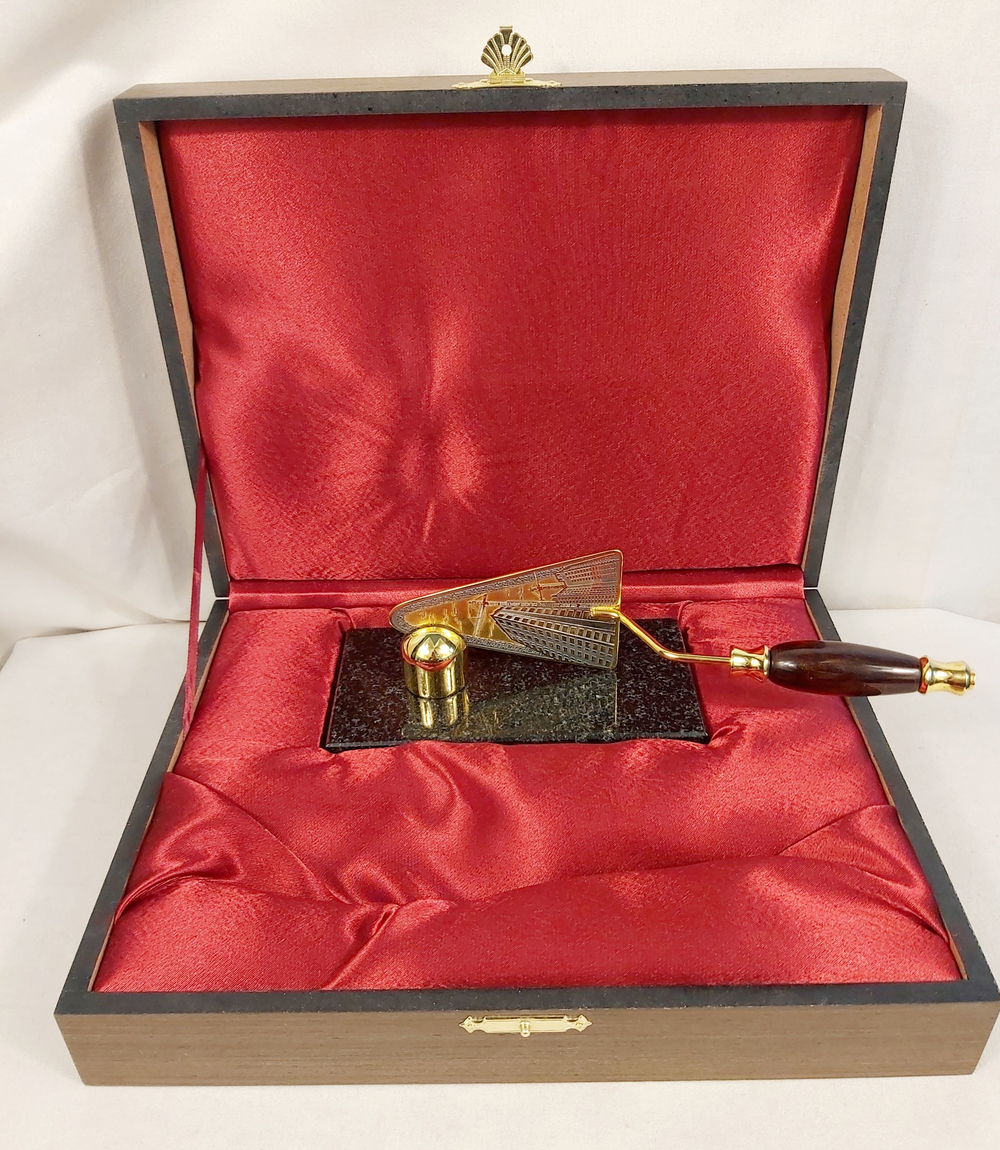 Подарок строителю " Сувенирный мастерок" малый на камне