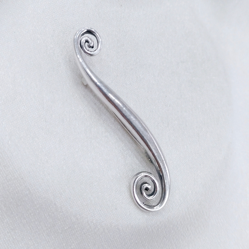 "Лусио" брошь в серебряном покрытии из коллекции "Эмили" от Jenavi  с замком булавка