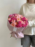 Букет из ярких кустовых пионовидных роз в оформлении