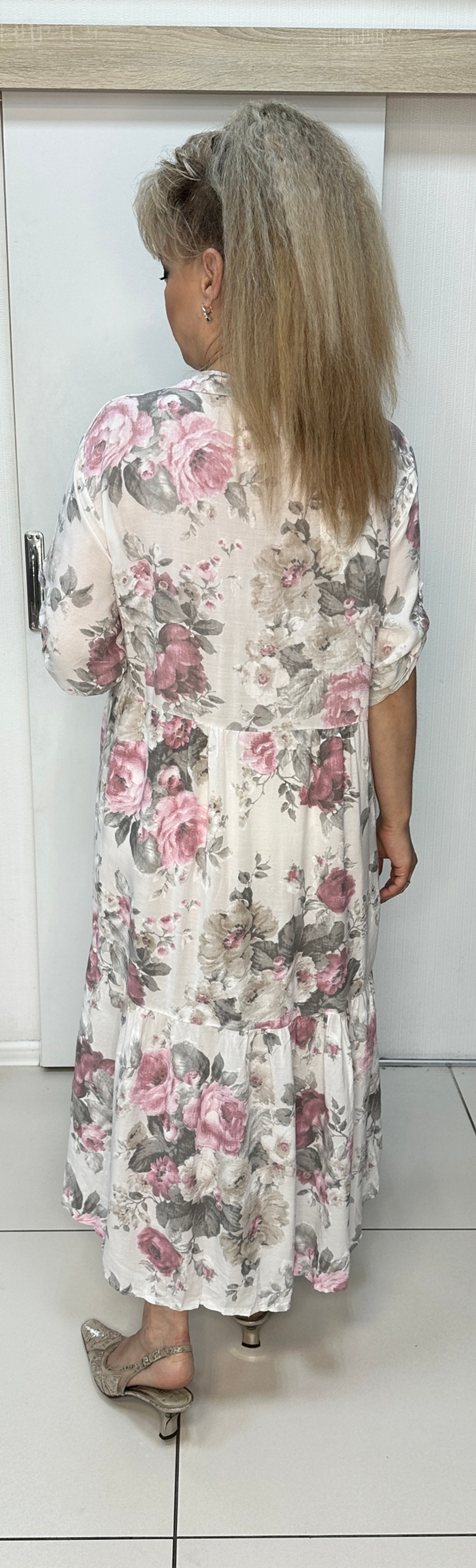 Светлое итальянское цветное платье с пайетками на кармашке