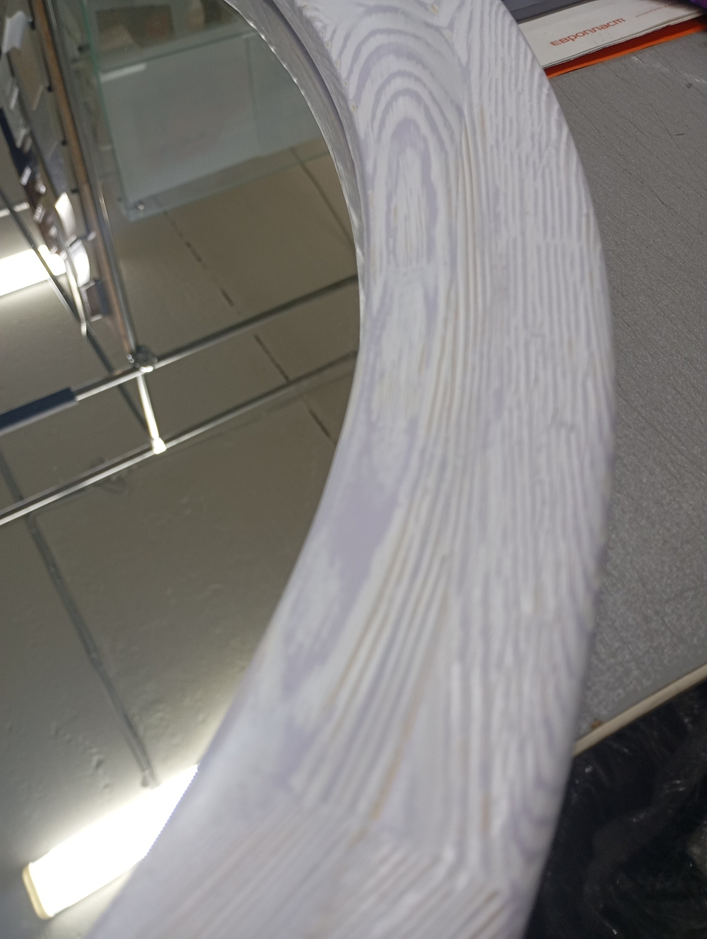 Зеркало круглое в деревянной раме