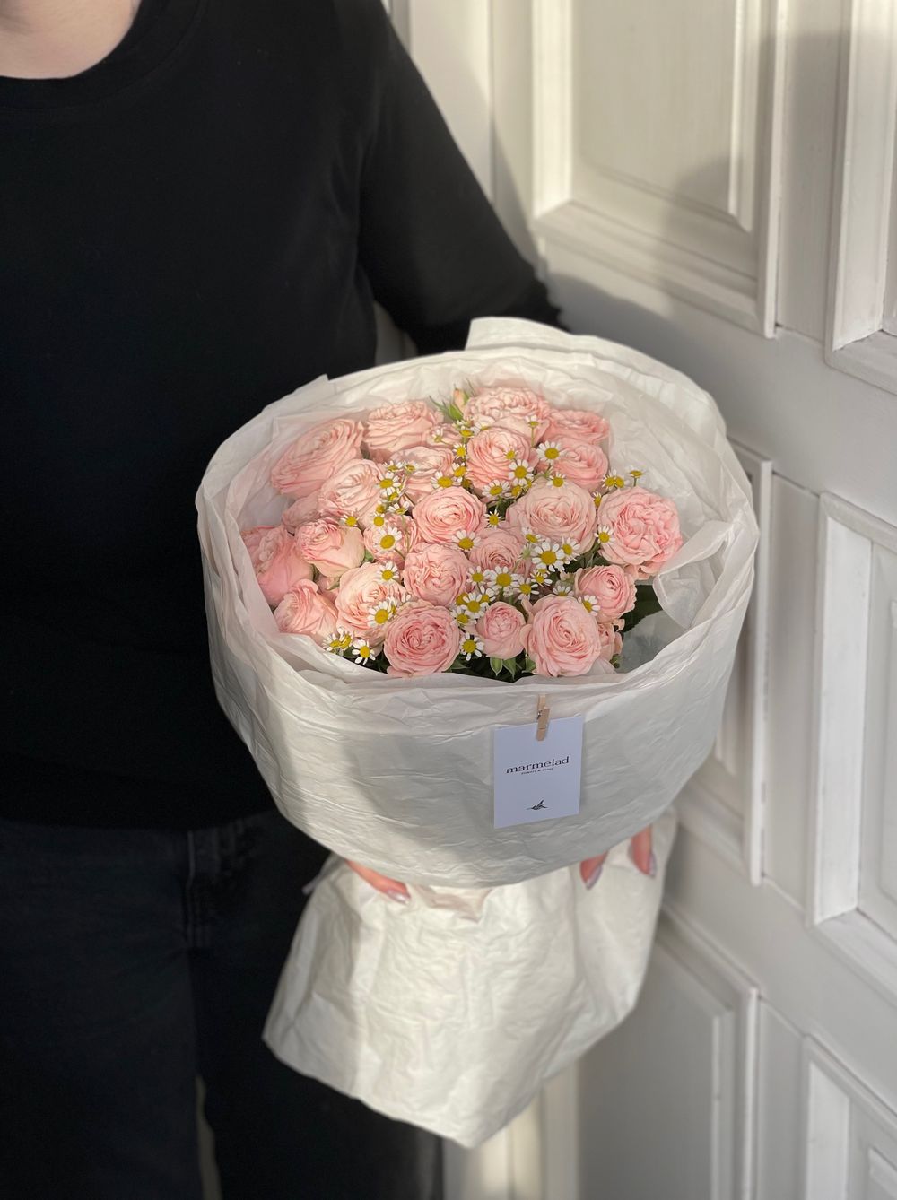 Букет с нежными кустовыми розами и ромашкой