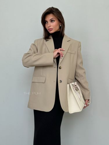 Бежевый объемный классический жакет