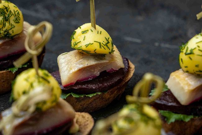 Кростини &quot;Рустика&quot; с сельдью, килькой и икрой тобико, 28 шт.