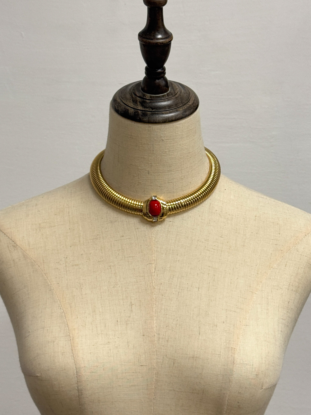 Колье с красной вставкой Givenchy