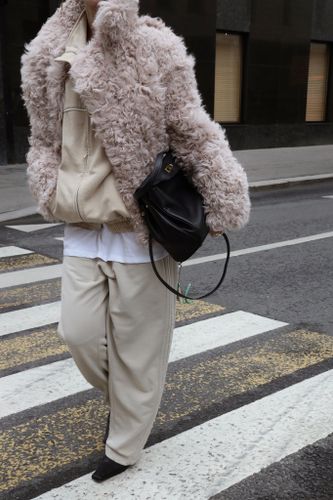 Укороченная бежевая шуба из овчины