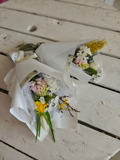 Весенний букет с нарциссами, гиацинтами и тюльпанами