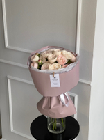 Букет из кустовой пионовидной розы Менсфилд Парк с крупным бутоном в оформлении