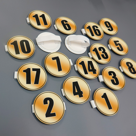 Номер участника, крепление в ассортименте. Диаметр 86 мм. Шрифт черный.