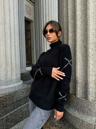 Черный свитер с узором на рукавах