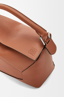 Loewe Маленькая сумка Puzzle Edge из классической телячьей кожи, коричневый