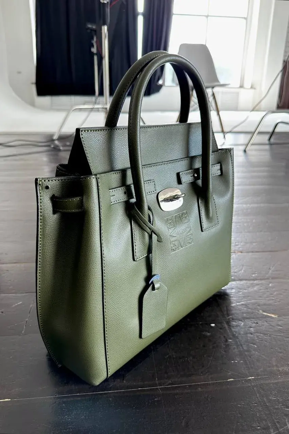 Женская оливковая форматная сумка из натуральной толстой кожи