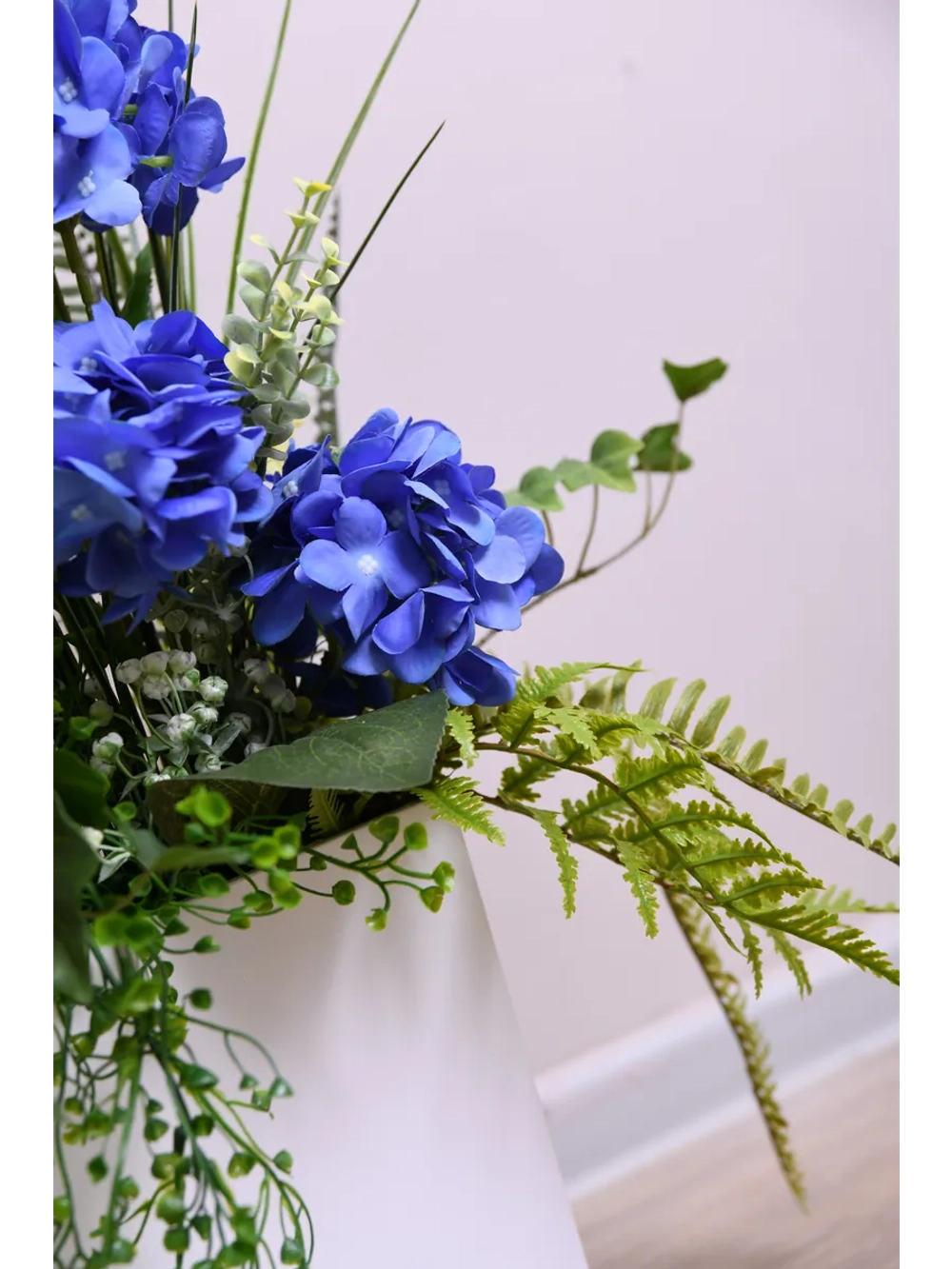 Напольная композиция из искусственных растений и цветов