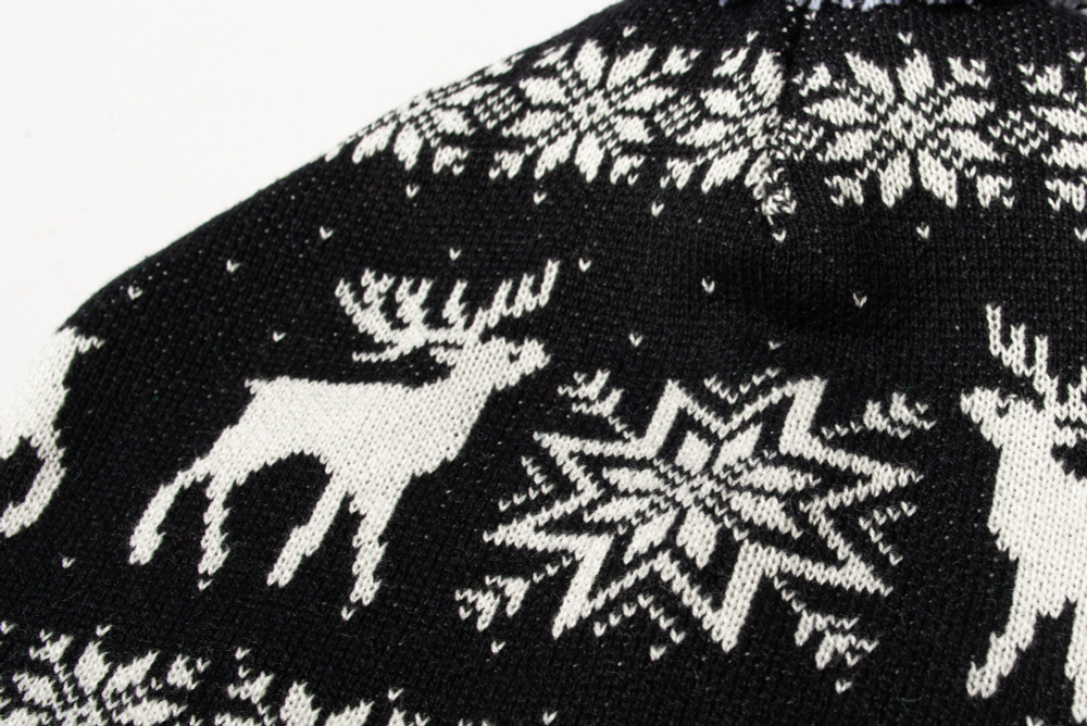 Шапка цветная с помпоном "Северные олени"