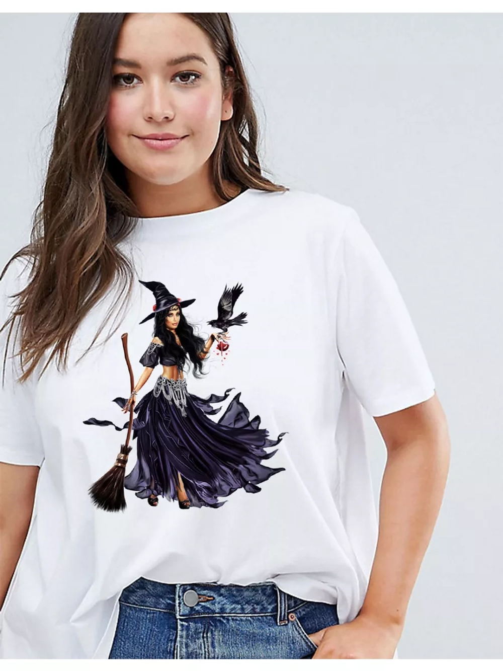 Футболка с картинкой фиолетовая ведьма на метле. Хэллоуин
