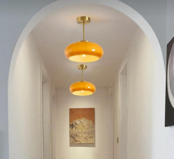 подвесная люстра в тёплом янтарном стекле