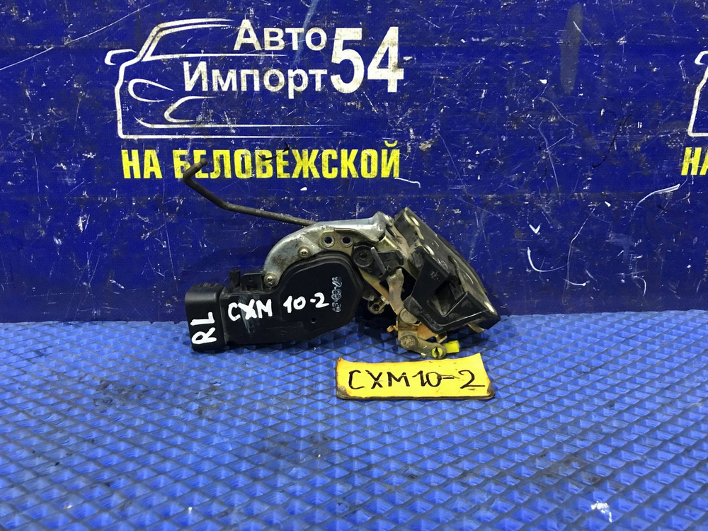 Замок двери задней левой TOYOTA IPSUM 1997