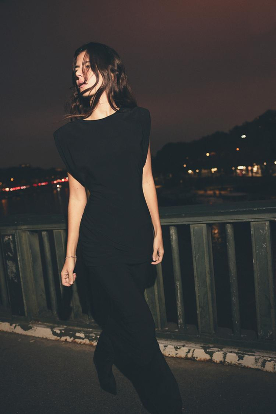 ZARA ДЛИННОЕ ПЛАТЬЕ С ПОДПЛЕЧНИКАМИ, ЧЕРНЫЙ