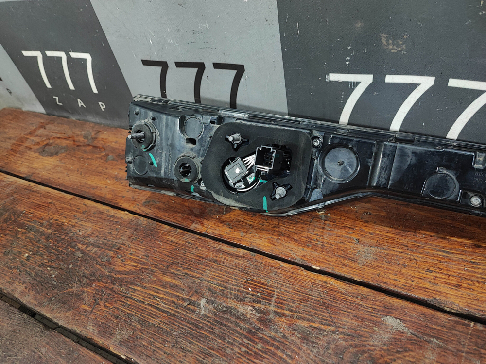 Фонарь задний в крышку багажника центральный Geely Monjaro 21-нв Б/У Оригинал 7057045900