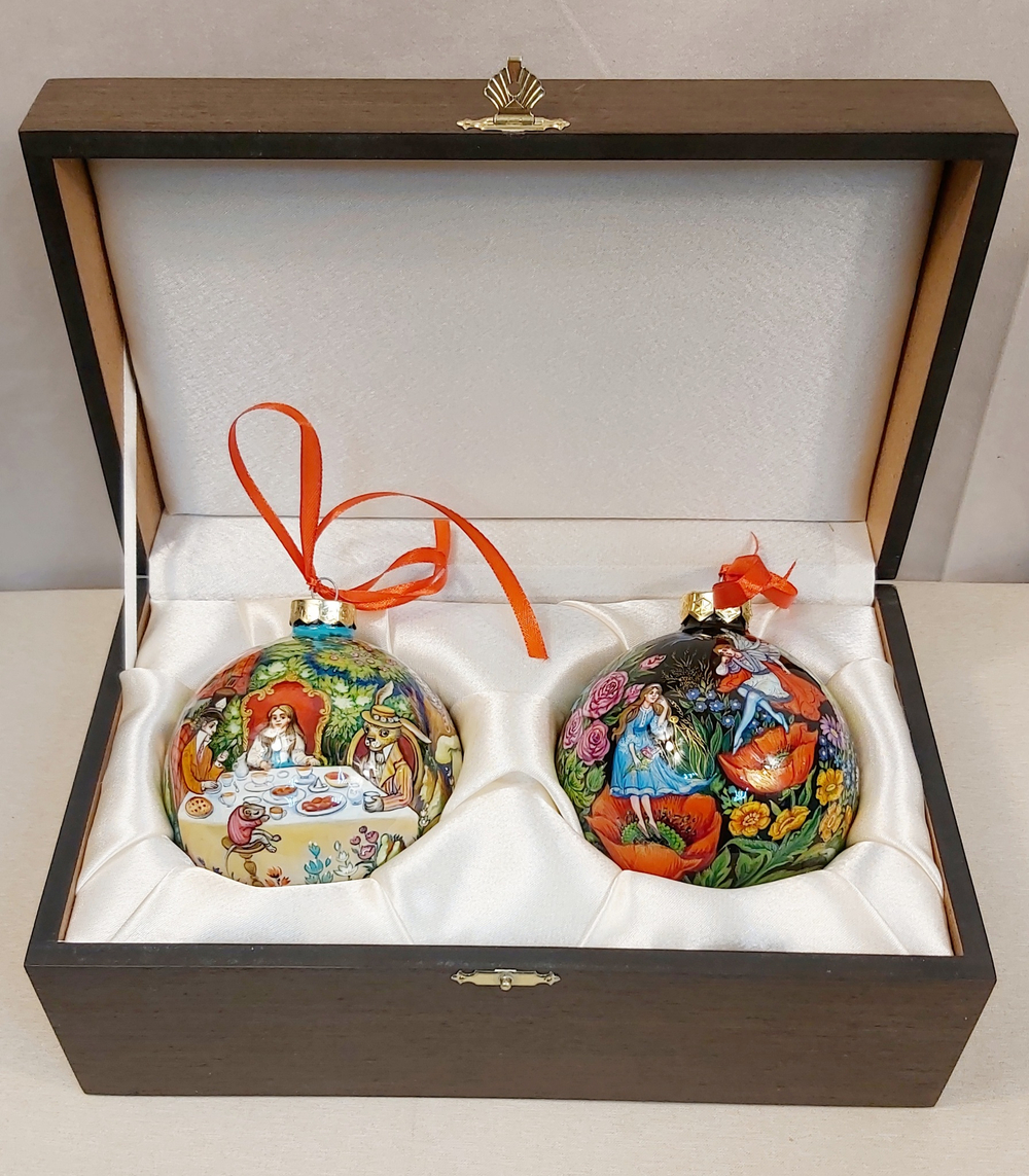 Набор новогодних шаров с полной росписью "Алиса в стране чудес" и  "Дюймовочка"