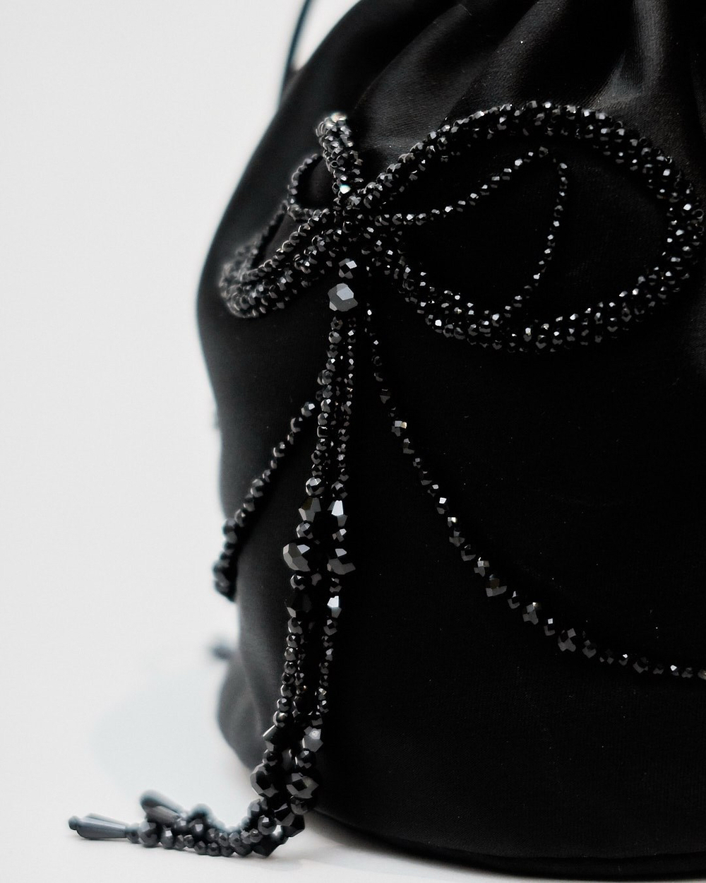 Сумочка из черного атласа с бантами