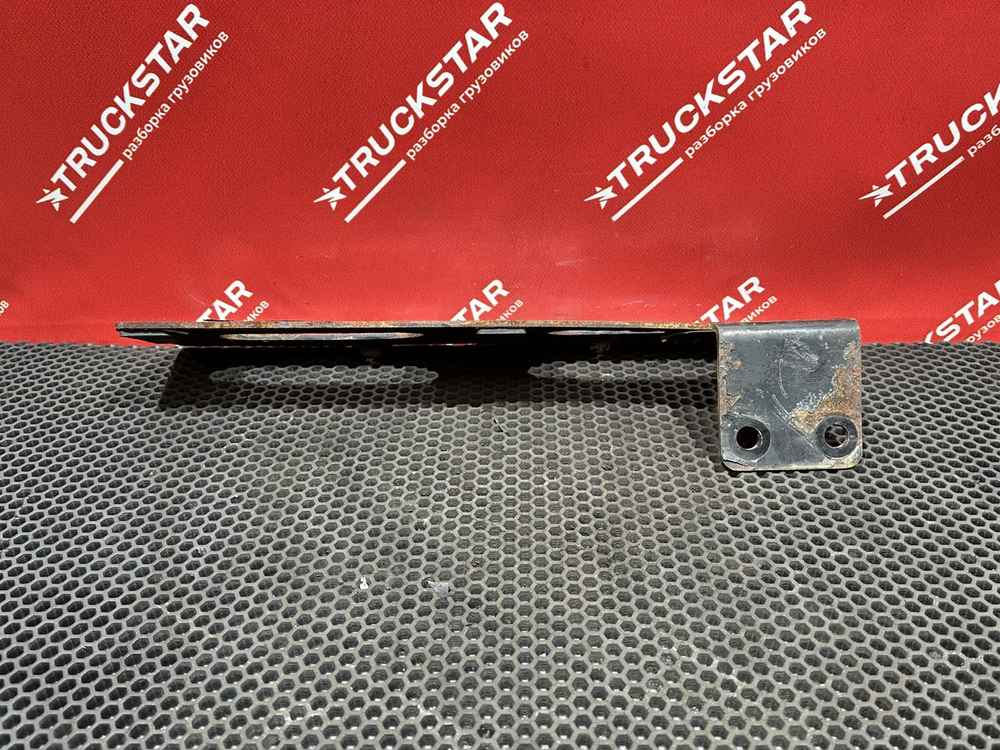 Кронштейн  подножки правой