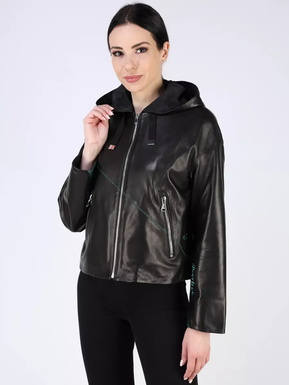 Кожаная куртка демисезонная с капюшоном